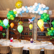 Арка из воздушных шаров в ресторане